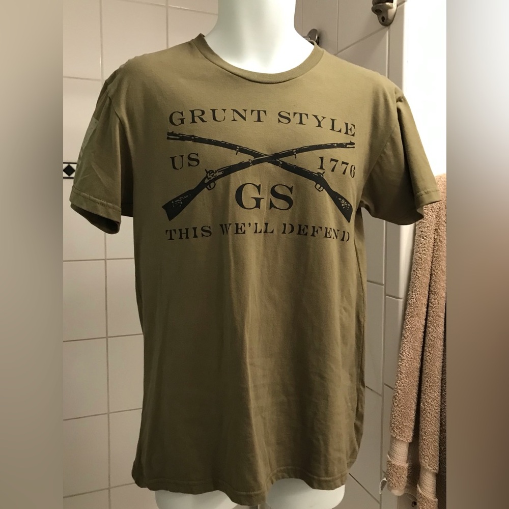 New Grunt Style Men’s Medium Logo Tee in Military Green, new in plastic